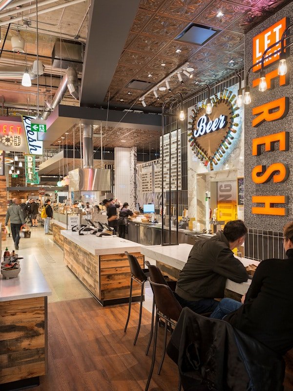 Retail store fixture and décor installation services